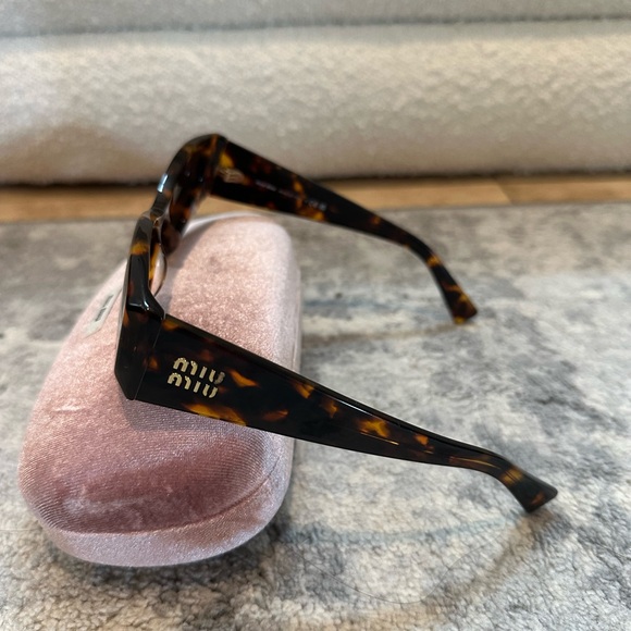 miu miu geometric tortoise sunglasses from SS24 - Picture 2 of 7